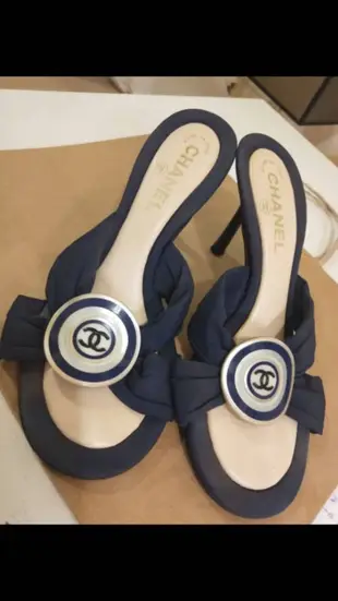 Vintage Chanel 珍珠貝 超大雙C Logo  紅色、深藍色 絲質高跟鞋❤Chanel 復古收藏款