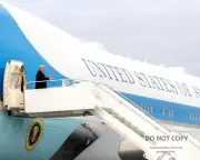 DONALD TRUMP DISEMBARKS AIR FORCE ONE IN NEW HAMPSHIRE - 8X10 PHOTO (RT-000)