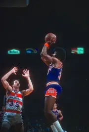 Ron Lee Phoenix Suns shoots over Keven Grevey Washington Bullets a- Old Photo