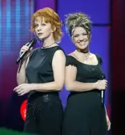 Singer Reba McEntire and American Idol winner Kelly Clarkson perfo - Old Photo 5