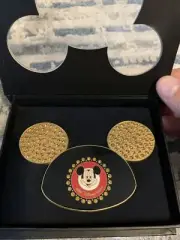New Box Walt Disney World pin Golden Mickey Mouse Ears Hat Jumbo Jeweled Golden