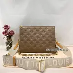 [我們的名牌精品店]~ LV M21263 褐灰色羊皮壓紋金鍊+帆布寬背帶三層肩斜側背包 COUSSIN PM