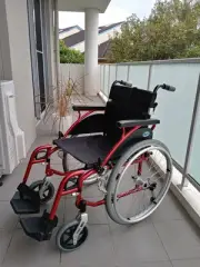 Compact, lightweight shelf propelled wheelchair New $395 (RRP $520)