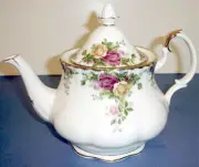 Royal Albert Old Country Roses Tea Teapot Bone China Gold Trim 48 oz NEW No Box