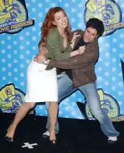 Alyson Hannigan Jason Biggs pose backstage at 2003 MTV Movie Award- Old Photo 1