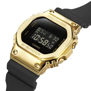 【CASIO 卡西歐】G-SHOCK 時尚經典方形金屬錶殼電子錶-黑金(GM-5600G-9 情侶錶)