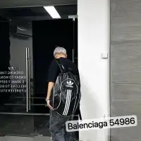 在飛比找Yahoo!奇摩拍賣優惠-Balenciaga 愛迪達聯名後背包