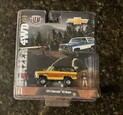 2024 M2 Machines Diorama Series - 1974 CHEVROLET K5 BLAZER-R05 24-17