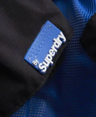 跩狗嚴選 極度乾燥 Superdry 女款 透氣網眼內裡 薄款 風衣 外套 防風 連帽 黑藍 金屬藍