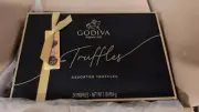 GODIVA Chocolatier Assorted Truffles Signature Gift Box Chocolate 1lb Box 24 pei