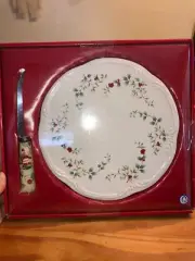 Pfaltzgraff Winterberry Cheese Tray with Sculpted Slicer/Spreader Boxed Set NEW