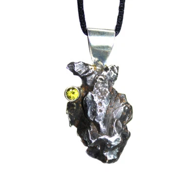Pendant 0.19 ct GEM PALLASITIC PERIDOT Olivine SIKHOTE-ALIN Iron Meteorite 33 mm