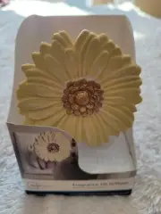 NEW Mainstays Fragrance Oil Diffuser Yellow Gerbera Plug In