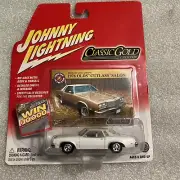 JOHNNY LIGHTNING WHITE LIGHTNING CLASSIC GOLD 1976 OLDS CUTLASS SALON NEW T4