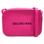 【BALENCIAGA 巴黎世家】552372 經典EVERYDAY系列品牌字母烙印小牛皮相機斜背包(桃色-XS)