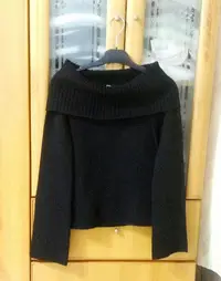 在飛比找Yahoo!奇摩拍賣優惠-MANGO MNG 鬆糕領一字領厚織羊毛上衣 217(黑色)