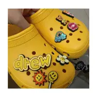 在飛比找蝦皮購物優惠-jibbitz crocs Drew House 可愛太陽花