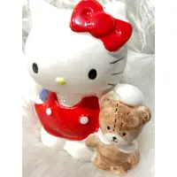 在飛比找蝦皮購物優惠-日本進口Hello Kitty抱熊系列陶瓷娃娃