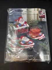 BUCILLA Plastic Canvas Here Comes Santa Coaster And Holder Set NIP 1996