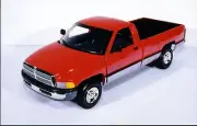 1:18 Ertl Dodge Ram '95 2500 SLT V-10 blk/silv or flame red/silv
