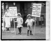 Photo:Children pickets at Raleigh Hotel waiters strike