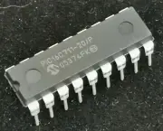 100 Pcs of PIC16C711-20/P Microchip MCU 8BIT 1.75KB OTP DIP18