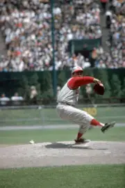 Jim O'Toole of the Cincinnati Reds throws a pitch during the Major- Old Photo 3