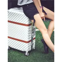 在飛比找ETMall東森購物網優惠-新款白色皮條防刮磨砂鋁框復古款萬向輪20寸登機箱行李旅行箱2