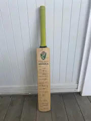 AUSTRALIAN 2009 AUTOGRAPHED CRICKET BAT