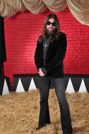 Ace Mark of prog-rock band Bigelf posing for a portrait shoot take - Old Photo 1