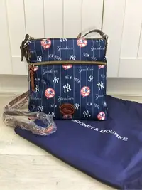 在飛比找Yahoo!奇摩拍賣優惠-全新 Dooney & Bourke 美國MLB 洋基隊聯名