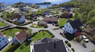 Family house with hot tub close to the sea