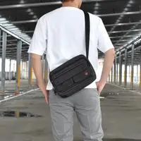 在飛比找momo購物網優惠-【men life】側背包 機能多夾層拉鍊雙口袋男包(側背包