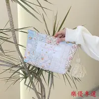 在飛比找蝦皮購物優惠-[樂優專選]【抄襲者止步】拼接小碎花扁扁化妝包絎縫加棉手拿包