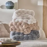 Prague Faux Fur Throw [MUSSPRAGUT24A]