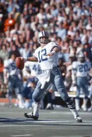 Roger Staubach Dallas Cowboys drops back to pass v the Pittsburgh- 1976 Photo 2
