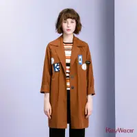 在飛比找momo購物網優惠-【KeyWear 奇威名品】仿貼標印花圖案長版風衣外套
