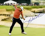 Gary Woodland (USA) signed action 8"x10" photo - winner 2019 US Open + COA