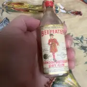 VINTAGE BEEFEATER LONDON DISTILLED DRY GIN COLLECTIBLE MINI BOTTLE EMPTY