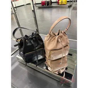 【歐洲outlet正品】PRADA   素面 束口式 LOGO壓紋 後背包  1/6