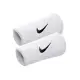 【NIKE 耐吉】護腕 Swoosh Doublewide Wristbands 白 黑 棉質 吸汗 運動 訓練 護具(NNN0510-1OS)