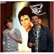 Justin Bieber Ready to See EO with Seacrest 8 x 10 Inch Photo