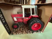 ERTL International 1586 Tractor Looks NIB w/Original Box 1/16 #463