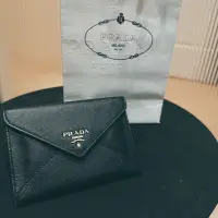 在飛比找蝦皮購物優惠-二手精品PRADA saffiano metal envel