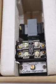 NEW IN BOX CUTLER HAMMER 480VAC COIL PNEUMATIC TIMER D80NE1C STOCK 4548