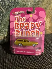 Hot Wheels-The Brady Bunch 71 Plymouth Satellite stationwagon 1/64 scale diecast