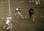 Washington Redskins Defensive Back Dick Smith Carries The Football NFL OLD PHOTO
