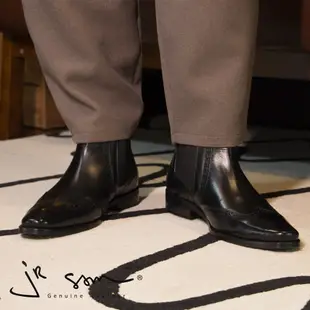 【jR SAM-真皮手工皮鞋 雀兒喜雕花紳士馬靴小方頭款 Chelsea Boots】【橡膠底】