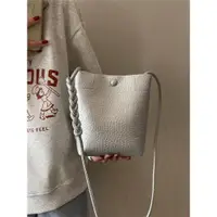 在飛比找ETMall東森購物網優惠-包包女洋氣質感韓版編織斜挎包