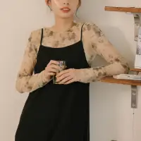在飛比找momo購物網優惠-【Queenshop】女裝 長袖 簡約水墨花朵設計透膚內搭衣